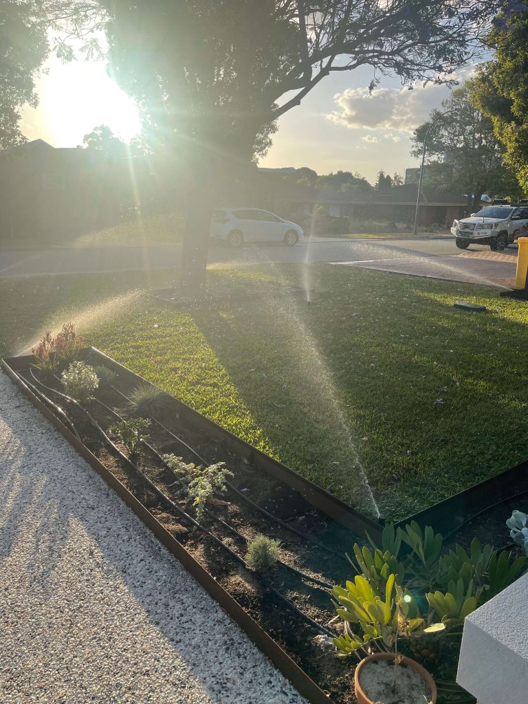 Does Watering grass in the sun burn it?